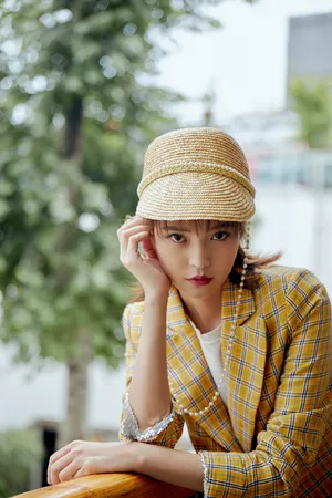 王妍之格子西装甜酷写真图片_3