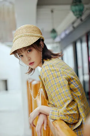 王妍之格子西装甜酷写真图片_4