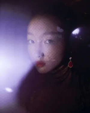 周冬雨神秘魅惑光影写真图片_5