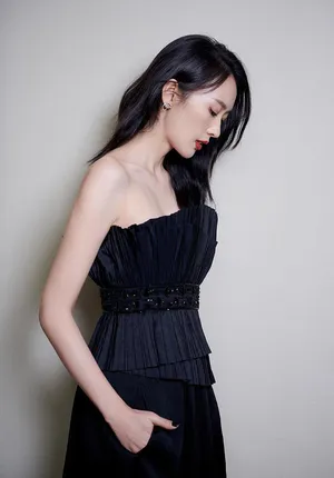 童瑶网纱裙长发红唇女人味写真图片_1