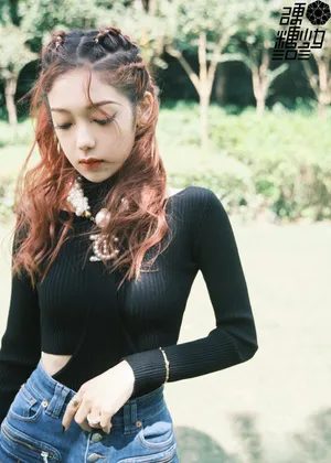 希林娜依·高黑色腰线毛衣性感写真图片_2