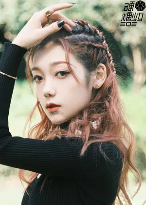 希林娜依·高黑色腰线毛衣性感写真图片_3