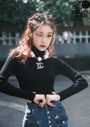 希林娜依·高黑色腰线毛衣性感写真图片_5