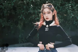 希林娜依·高黑色腰线毛衣性感写真图片_7