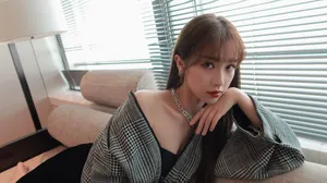 THE9虞书欣露肩外套性感写真