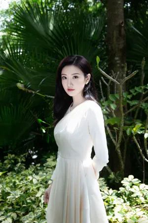 景甜简约白裙优雅写真图片