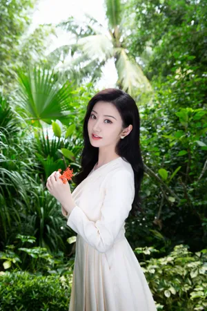 景甜简约白裙优雅写真图片_2