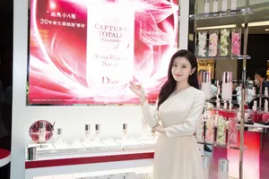 景甜简约白裙优雅写真图片_8