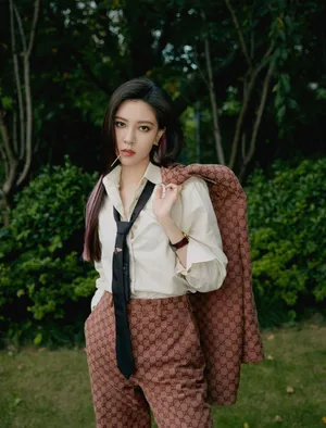 宋妍霏粉棕色西服时尚性感写真_3
