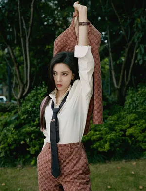 宋妍霏粉棕色西服时尚性感写真_4