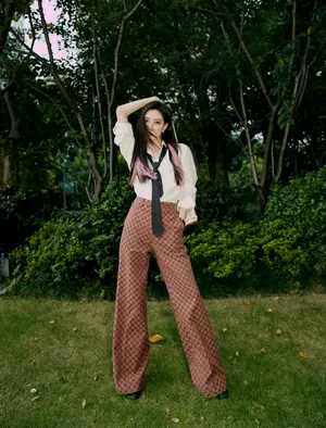 宋妍霏粉棕色西服时尚性感写真_5