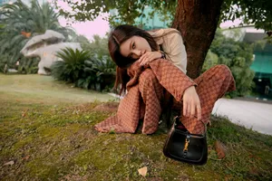 宋妍霏粉棕色西服时尚性感写真_9