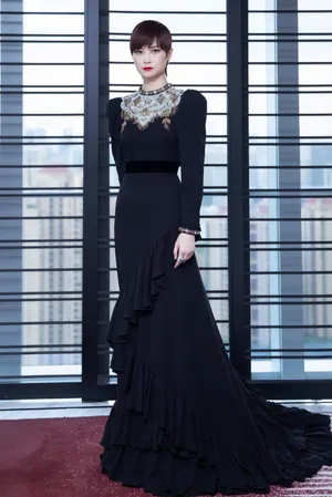 李宇春金色花卉刺绣礼服性感图片写真_5