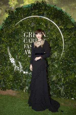 李宇春金色花卉刺绣礼服性感图片写真_6