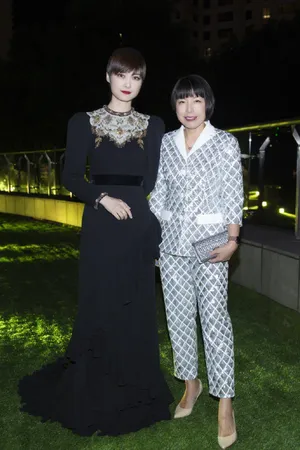 李宇春金色花卉刺绣礼服性感图片写真_10