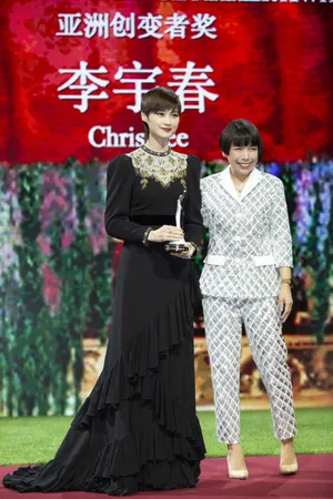 李宇春金色花卉刺绣礼服性感图片写真_13