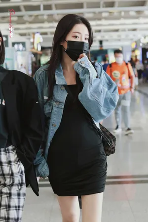喻言黑色连衣裙机场私服照图片