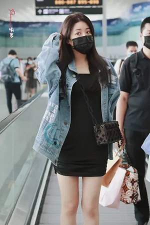 喻言黑色连衣裙机场私服照图片