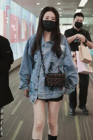 喻言黑色连衣裙机场私服照图片_2