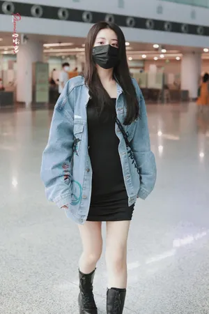 喻言黑色连衣裙机场私服照图片_3