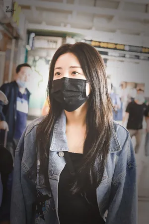 喻言黑色连衣裙机场私服照图片_4