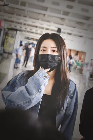 喻言黑色连衣裙机场私服照图片_5