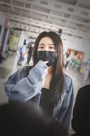 喻言黑色连衣裙机场私服照图片_6