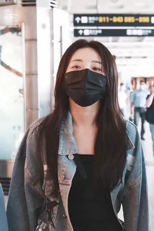 喻言黑色连衣裙机场私服照图片_7