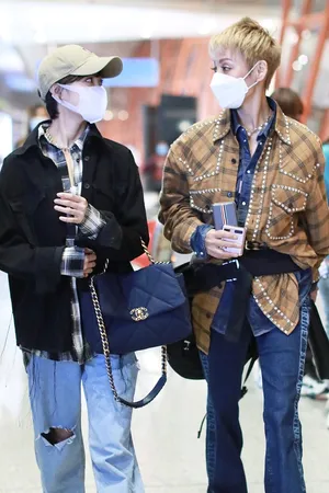 宁静郁可唯格子衫热聊感情好机场照图片_1