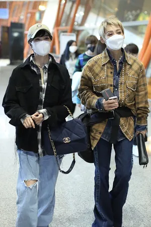 宁静郁可唯格子衫热聊感情好机场照图片_3
