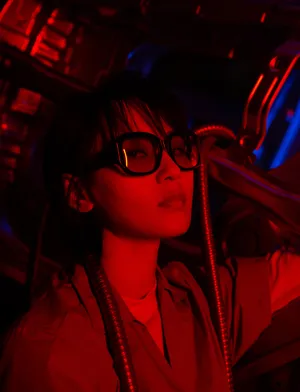 周笔畅红色光感大片时尚写真_5