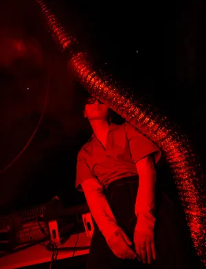 周笔畅红色光感大片时尚写真_6