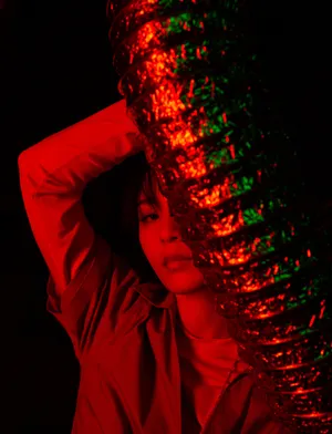 周笔畅红色光感大片时尚写真_7