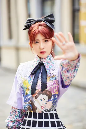 赖美云超大蝴蝶结甜美少女感写真图片_3