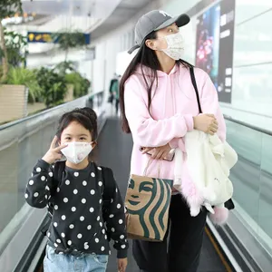 包文婧俏皮粉衣带闺女甜蜜牵手机场照图片_2