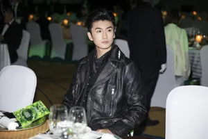 张云龙酷帅有型活动照图片_4