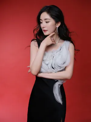 杨幂黑白拼接礼裙性感活动照图片_6