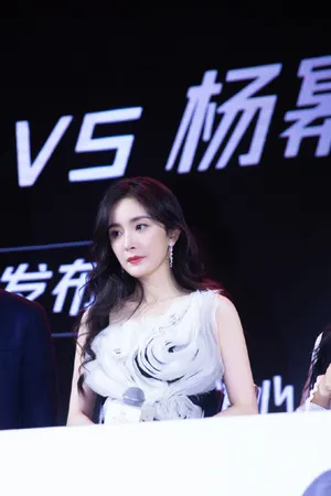 杨幂黑白拼接礼裙性感活动照图片_9