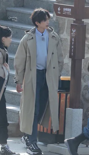 蔡徐坤风衣风度翩翩英俊潇洒帅照图片_3
