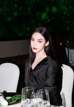 曾可妮黑色风衣款裙装性感图片_4