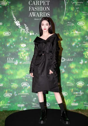 曾可妮黑色风衣款裙装性感图片_5