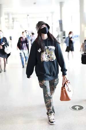 欧阳娜娜卫衣迷彩休闲时髦可爱机场照图片