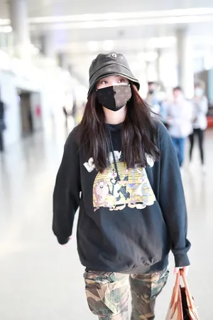 欧阳娜娜卫衣迷彩休闲时髦可爱机场照图片_3
