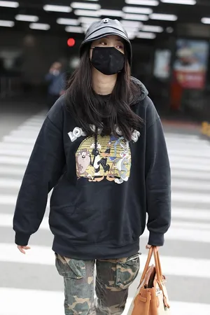 欧阳娜娜卫衣迷彩休闲时髦可爱机场照图片_4