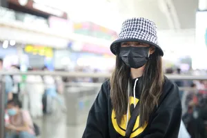 沈梦辰笑脸运动装甜美酷帅机场照图片