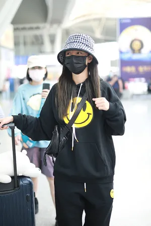 沈梦辰笑脸运动装甜美酷帅机场照图片_2