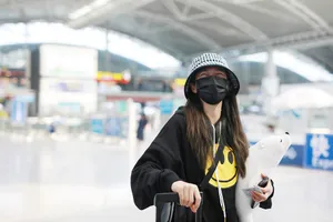 沈梦辰笑脸运动装甜美酷帅机场照图片_3