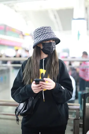沈梦辰笑脸运动装甜美酷帅机场照图片_4