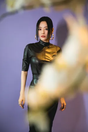 张靓颖性感黑裙写真图片_2