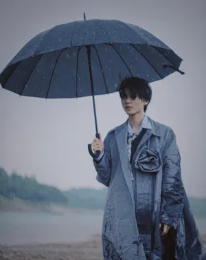 王俊凯撑伞雨中漫步胶片写真图片_2